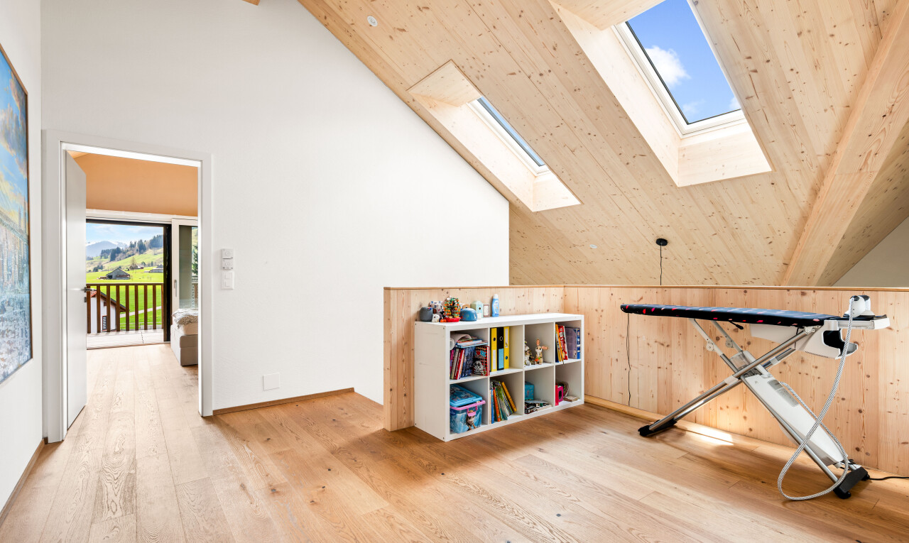 pièce vide avec vaulted ceiling, plafond voûté, natural light, lumière naturelle, et day time
