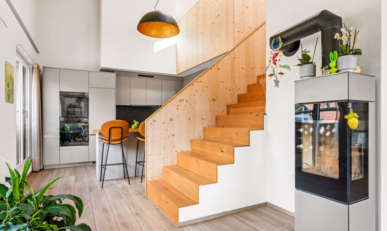 escaliers avec cloison sèche, drywall, escaliers, sol en finition bois, et wood finish floor