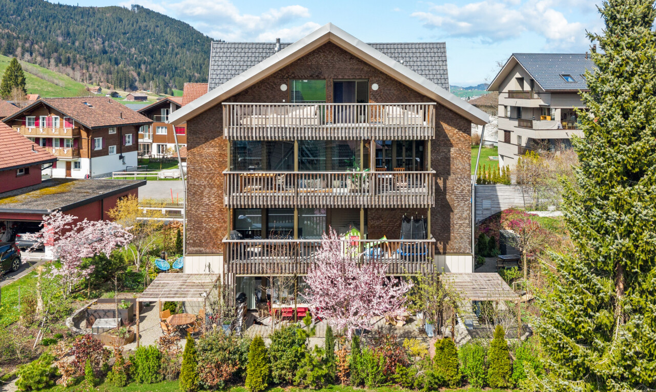 façade avec day time, mountain view, vue sur la montagne, balcon, et bardage en brique