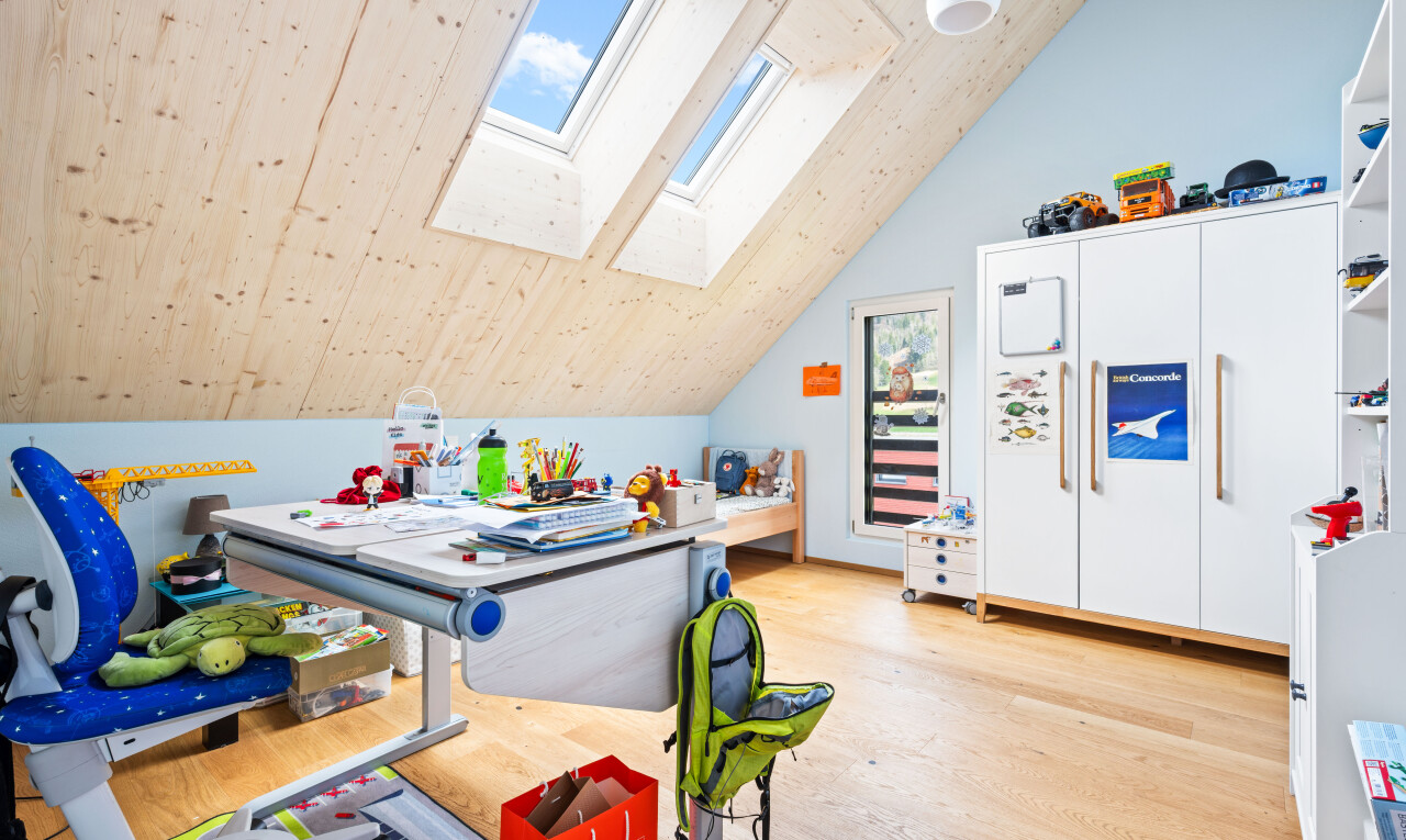 chambre avec puits de lumière, plafond bas, low ceiling, plafond voûté, et vaulted ceiling