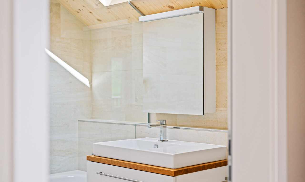 salle de bains avec lavabo (ou coiffeuse selon le contexte), miroir, inside property, puits de lumière, et évier