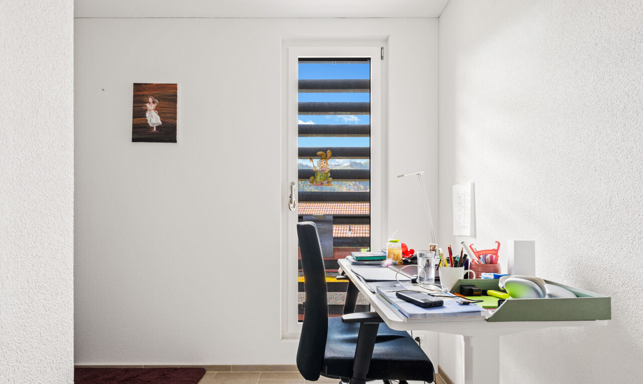 bureau avec mur texturé, textured wall, light floor, espace bureau, et inside property