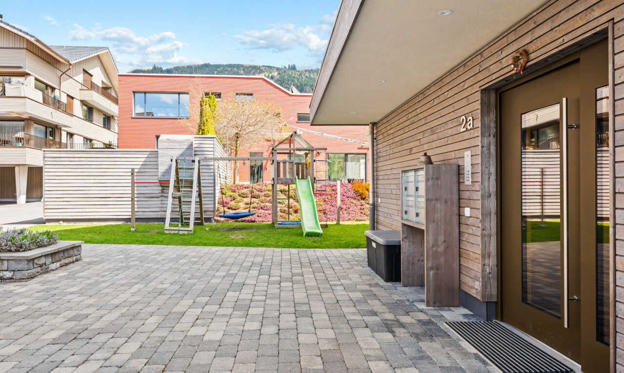 terrasse avec day time, aire de jeux, et terrasse
