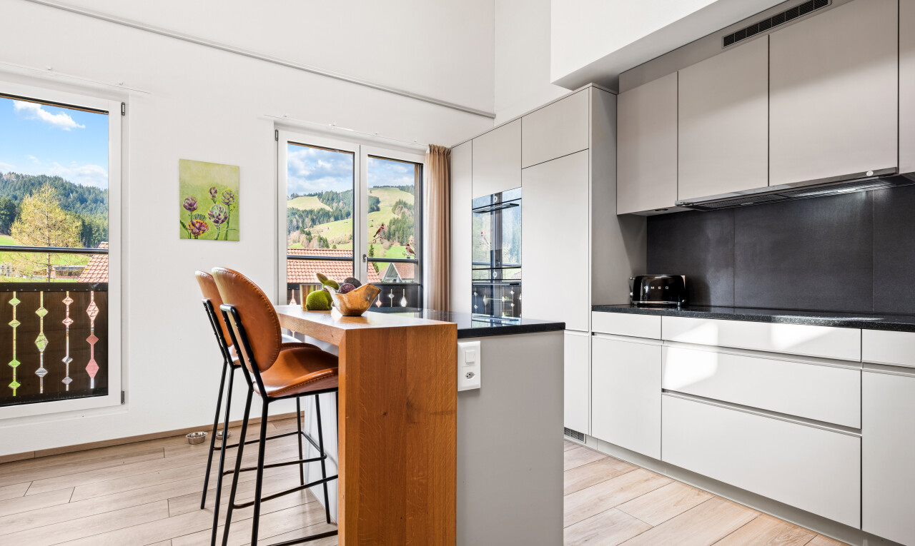 cuisine avec bar de cuisine, kitchen bar, light floor, wood finish floor, et sol en finition bois