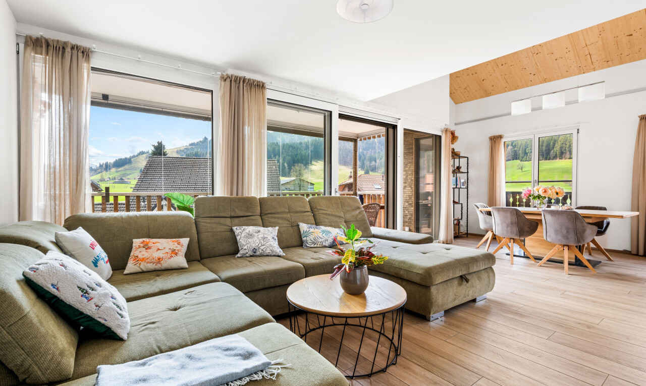 salon / salle à manger avec wood finish floor, sol en finition bois, inside property, day time, et natural light
