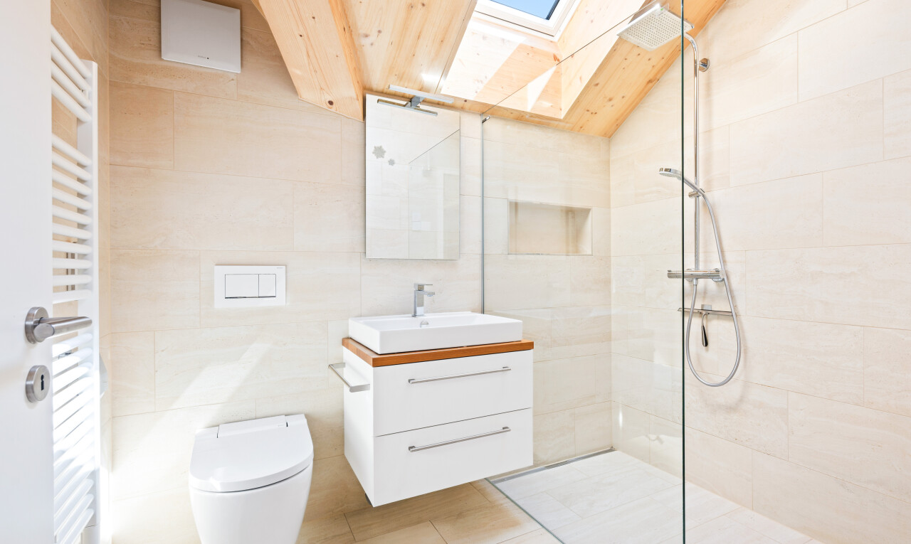 salle de bains avec chauffe-serviettes, lavabo (ou coiffeuse selon le contexte), salle de bain complète, tile wall, et mur en carrelage