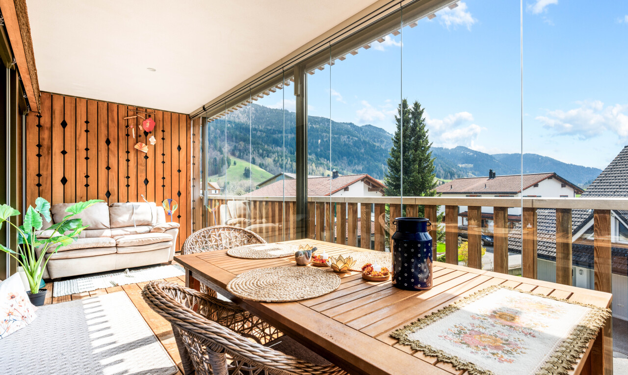 balcon avec vue sur la montagne, mountain view, day time, véranda, et coin repas extérieur
