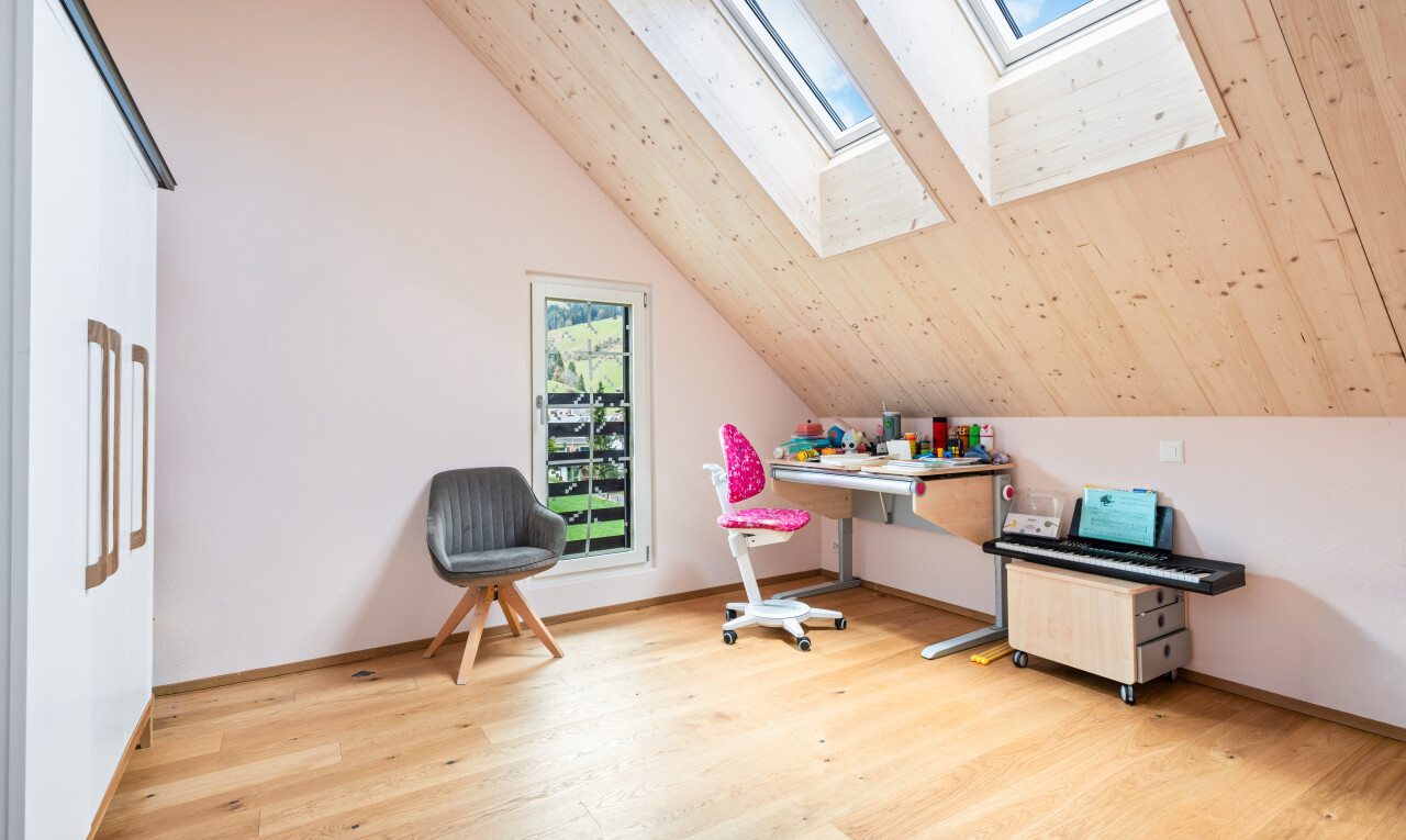 bureau avec natural light, lumière naturelle, pièce supplémentaire, vaulted ceiling, et plafond voûté