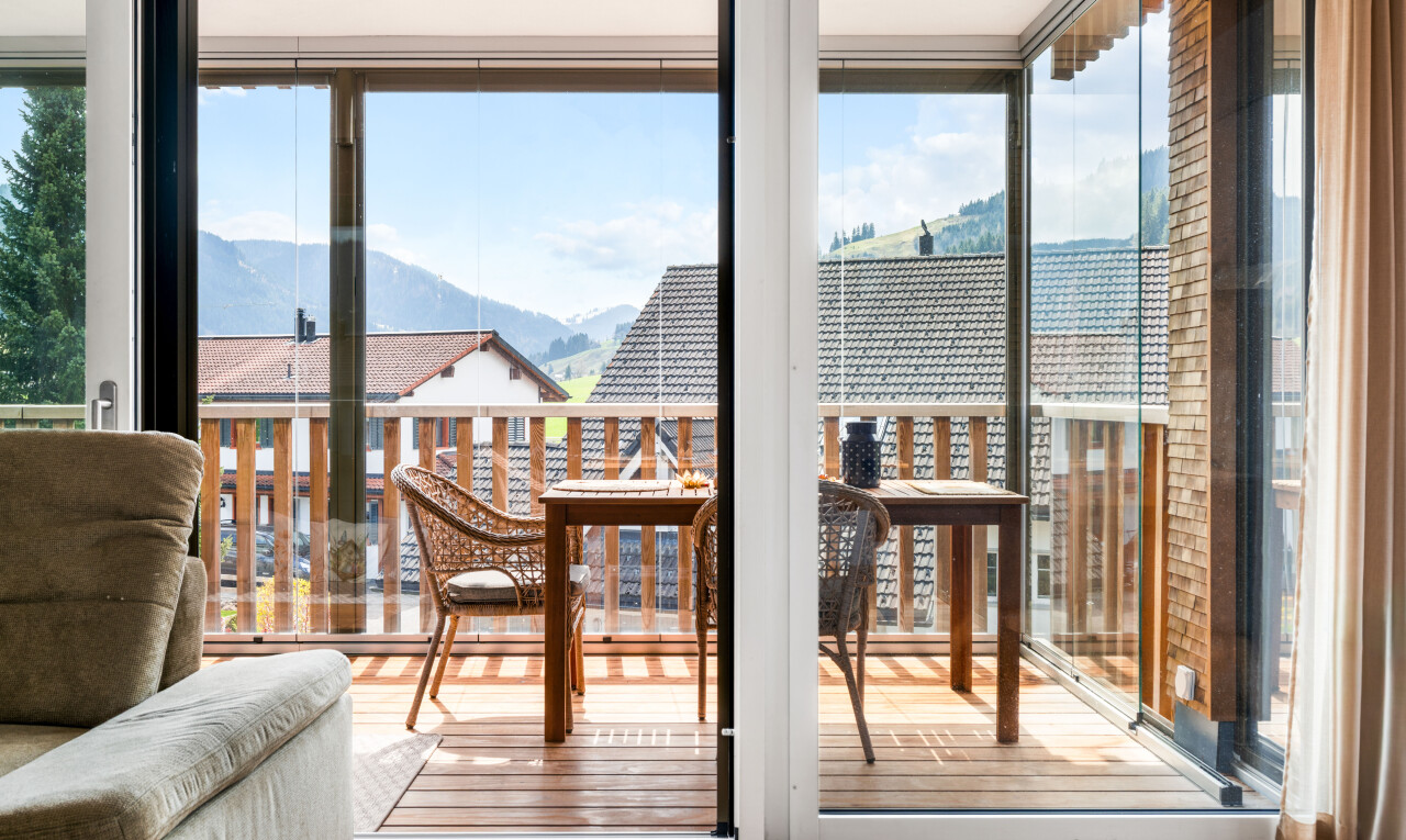 salon avec inside property, vue sur la montagne, mountain view, day time, et natural light