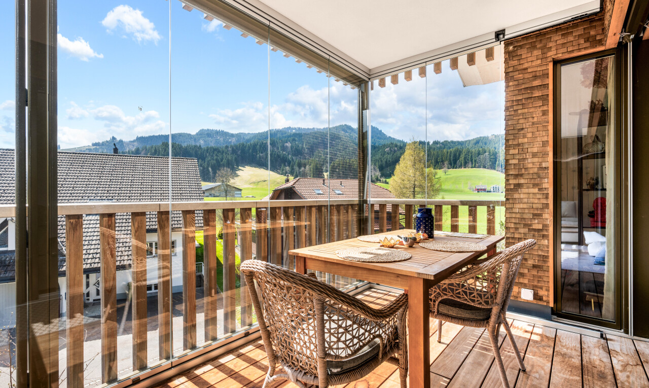 balcon avec day time, mountain view, vue sur la montagne, et coin repas extérieur