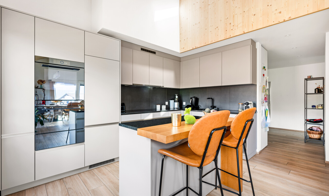 cuisine avec dark countertops, wood finish floor, sol en finition bois, inside property, et light floor