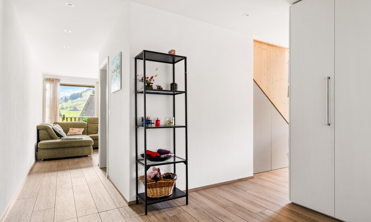 couloir avec natural light, lumière naturelle, wood finish floor, sol en finition bois, et inside property