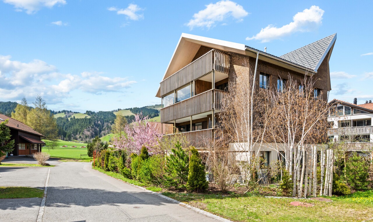 façade avec day time, from community, apartment complex view, et balcon