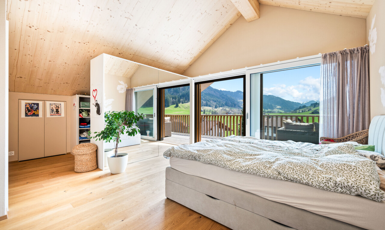 chambre avec inside property, mountain view, vue sur la montagne, accès à l'extérieur, et sol en finition bois