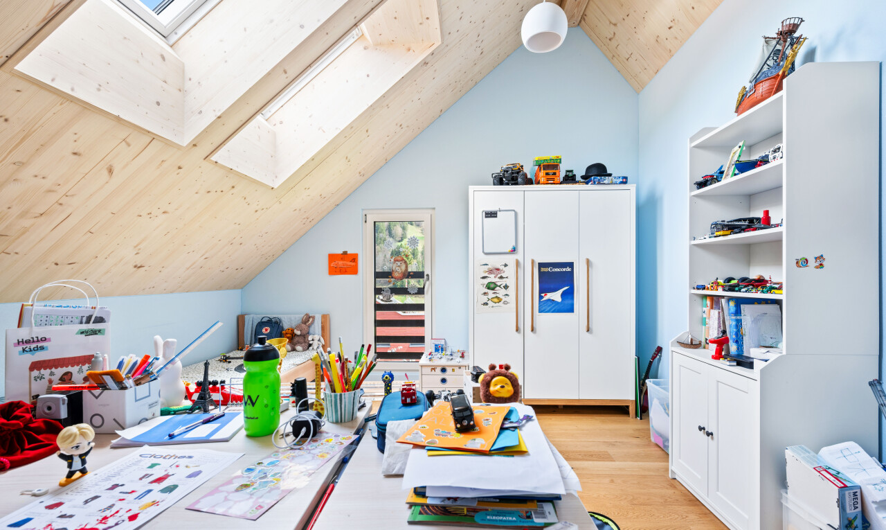 chambre avec vaulted ceiling, plafond voûté, pièce supplémentaire, low ceiling, et plafond bas