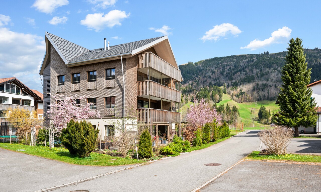 façade avec day time, apartment complex view, balcon, vue sur la montagne, et mountain view