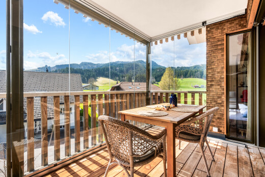 balcon avec day time, mountain view, vue sur la montagne, et coin repas extérieur