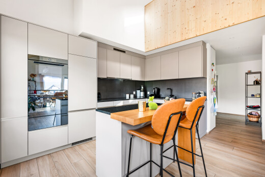 cuisine avec dark countertops, wood finish floor, sol en finition bois, inside property, et light floor