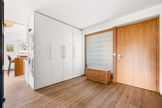 chambre avec wood finish floor, sol en finition bois, inside property, placard, et light floor