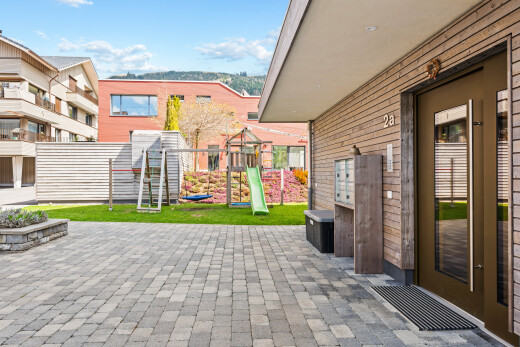 terrasse avec day time, aire de jeux, et terrasse