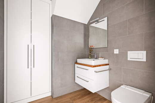 salle de bains avec miroir, lavabo (ou coiffeuse selon le contexte), tile wall, mur en carrelage, et inside property