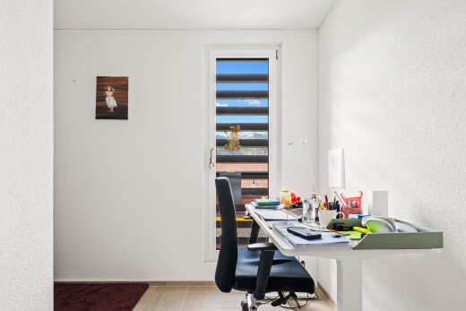 bureau avec mur texturé, textured wall, light floor, espace bureau, et inside property