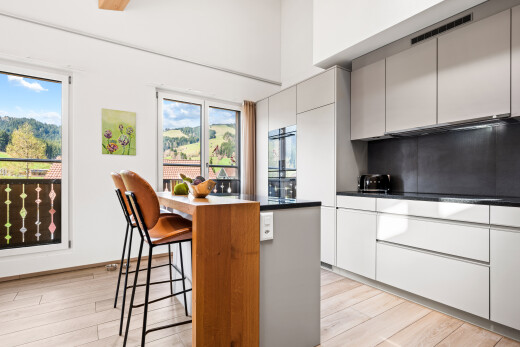 cuisine avec bar de cuisine, kitchen bar, light floor, wood finish floor, et sol en finition bois