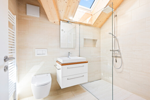 salle de bains avec chauffe-serviettes, lavabo (ou coiffeuse selon le contexte), salle de bain complète, tile wall, et mur en carrelage