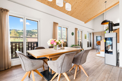 salle à manger avec plafond en bois, wood ceiling, plafond haut, high ceiling, et sol en finition bois