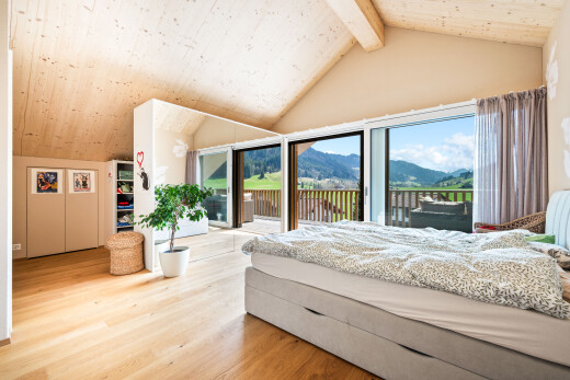 chambre avec inside property, mountain view, vue sur la montagne, accès à l'extérieur, et sol en finition bois