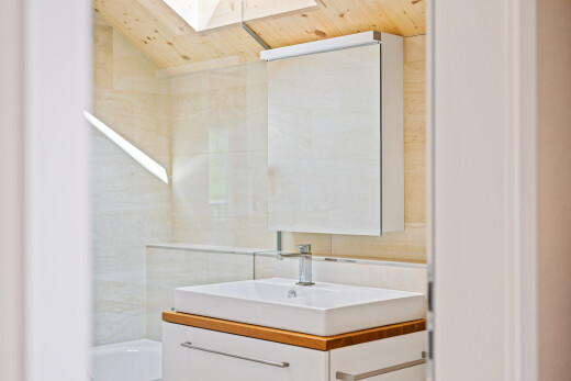 salle de bains avec lavabo (ou coiffeuse selon le contexte), miroir, inside property, puits de lumière, et évier