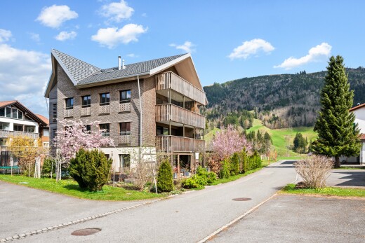 façade avec day time, apartment complex view, balcon, vue sur la montagne, et mountain view