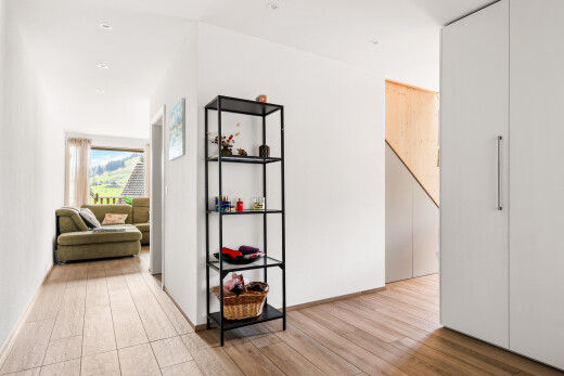 couloir avec natural light, lumière naturelle, wood finish floor, sol en finition bois, et inside property