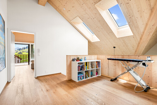 pièce vide avec vaulted ceiling, plafond voûté, natural light, lumière naturelle, et day time