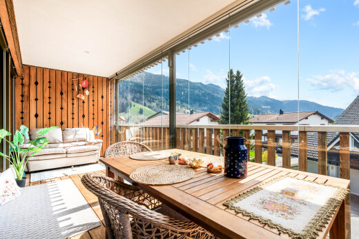 balcon avec vue sur la montagne, mountain view, day time, véranda, et coin repas extérieur