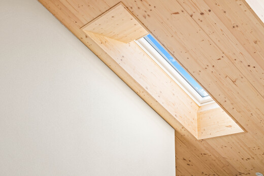 détails avec interior, ceiling, puits de lumière, et wall / siding