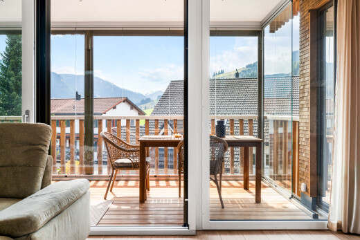 salon avec inside property, vue sur la montagne, mountain view, day time, et natural light