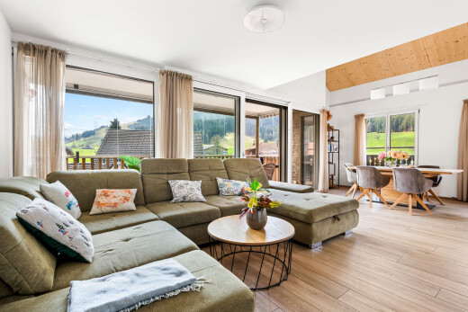 salon / salle à manger avec wood finish floor, sol en finition bois, inside property, day time, et natural light