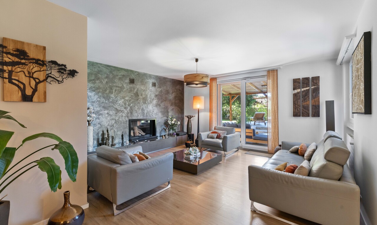 wohnzimmer mit gipskartonwand, drywall, inside property, natürliches licht, und natural light