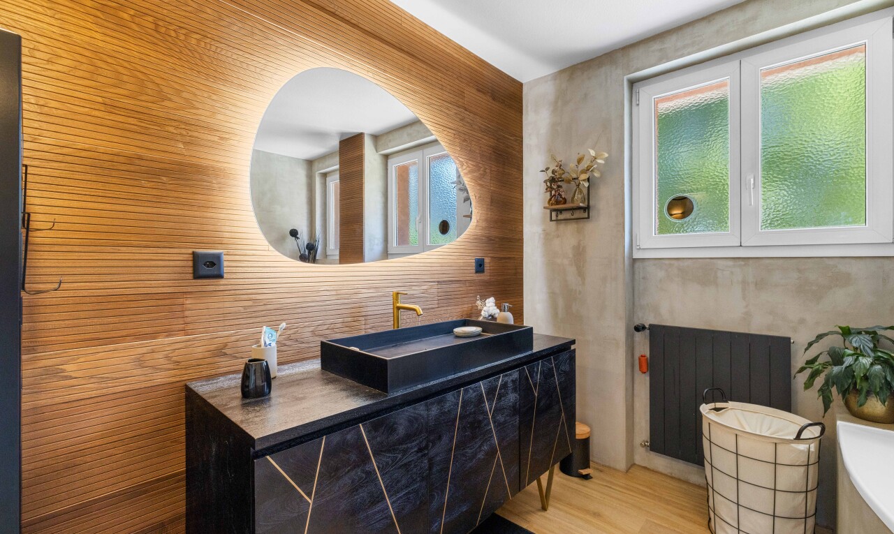 salle de bains avec miroir, radiateur, inside property, salle de bain complète, et sol en finition bois