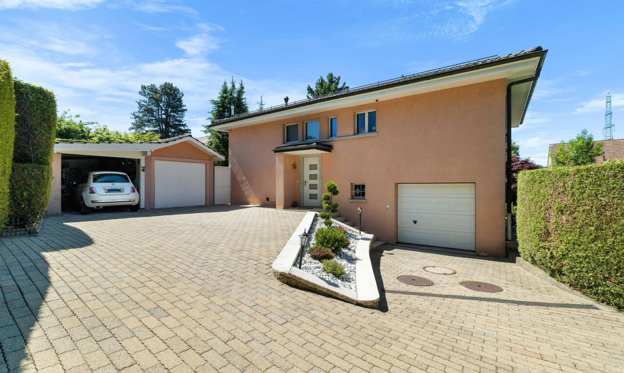 terrasse avec property visible, day time, structure extérieure, et garage détaché