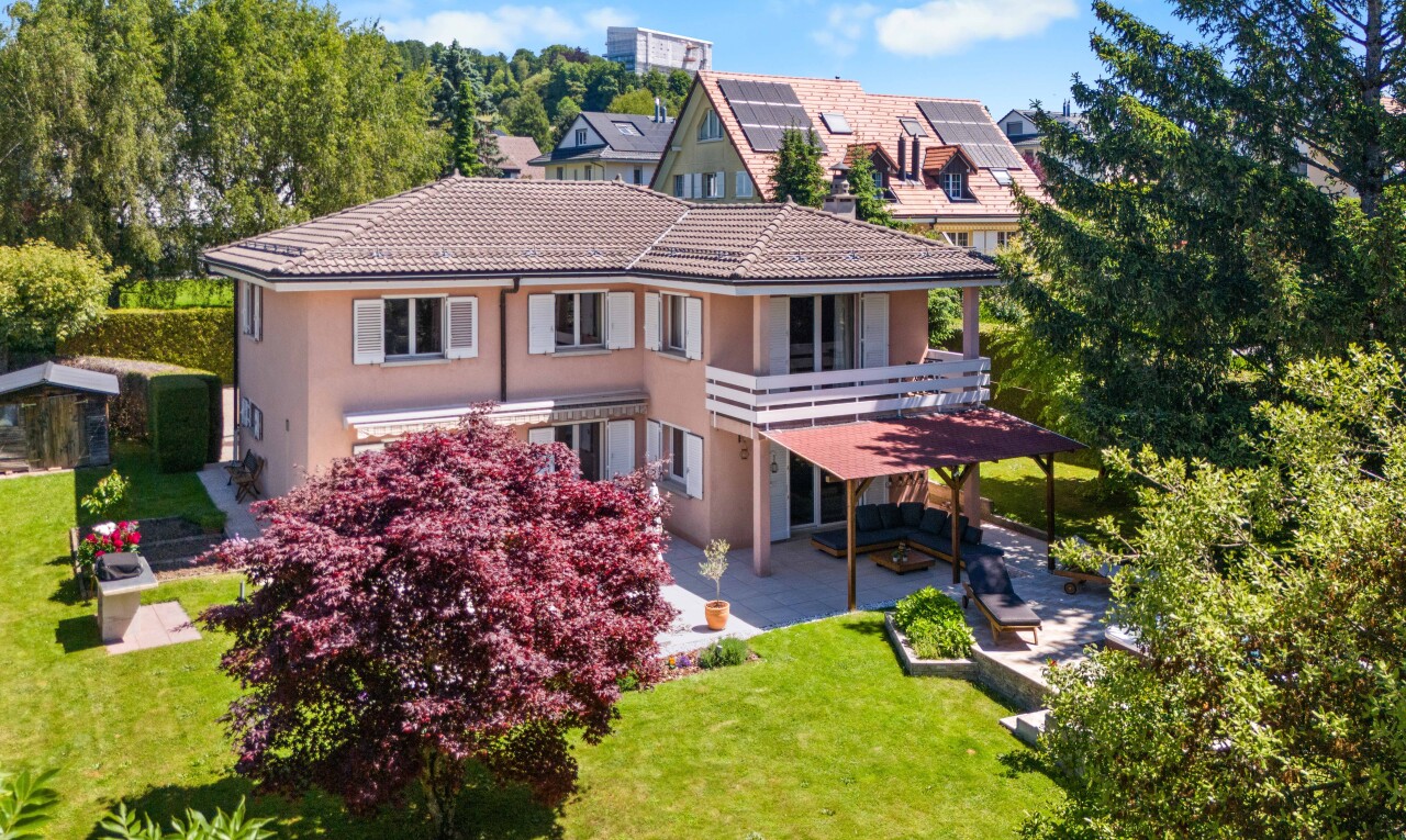 façade avec balcon, bardage en stuc, day time, terrasse, et property visible