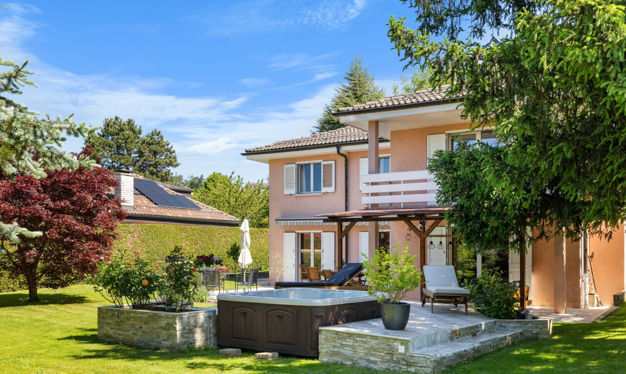 façade avec bain à remous, terrasse, balcon, pelouse, et day time