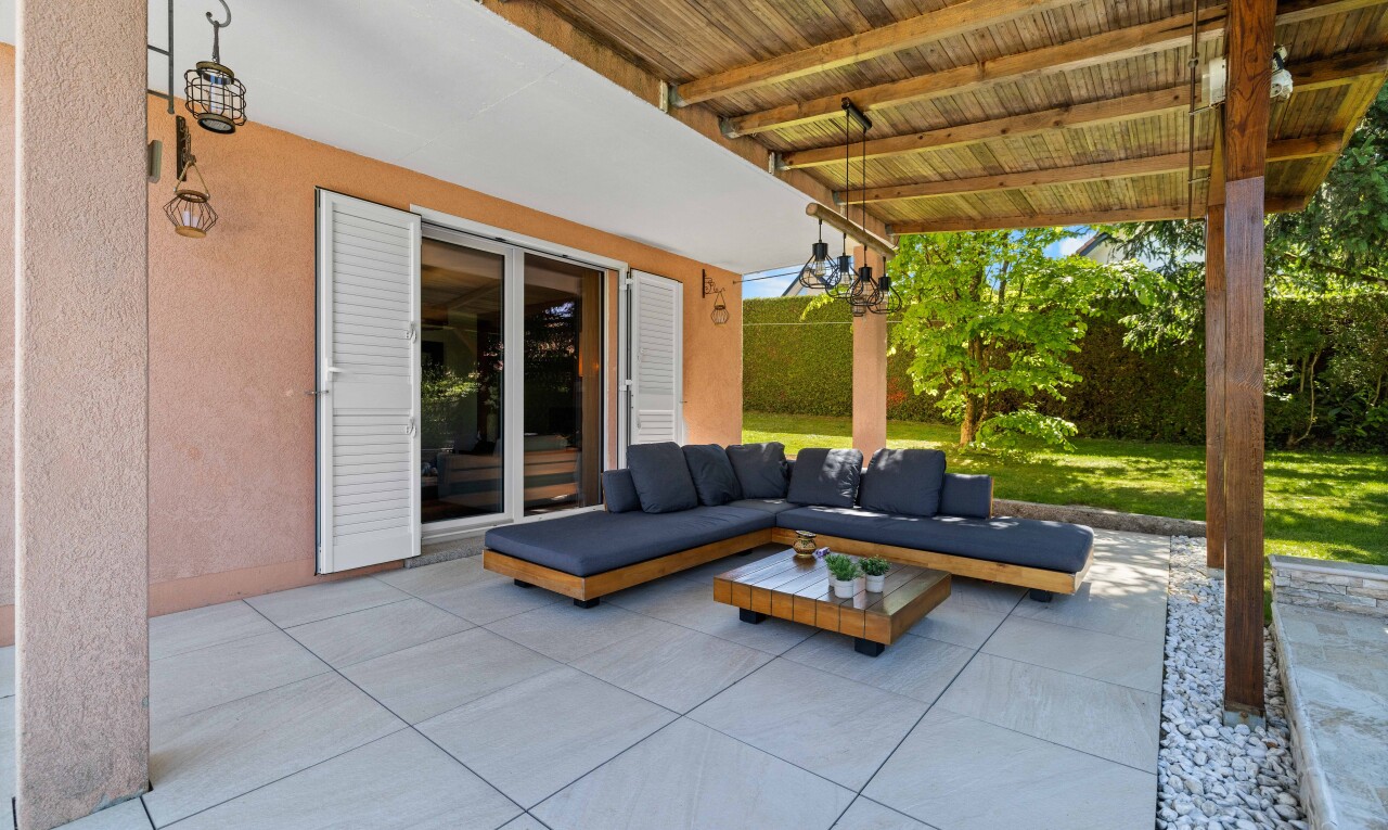terrasse avec terrasse et espace de vie extérieur