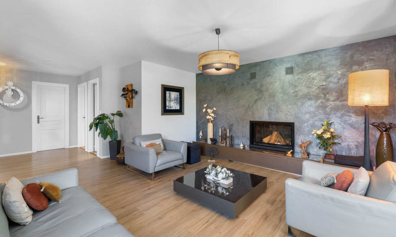 salon avec drywall, cloison sèche, inside property, wood finish floor, et sol en finition bois