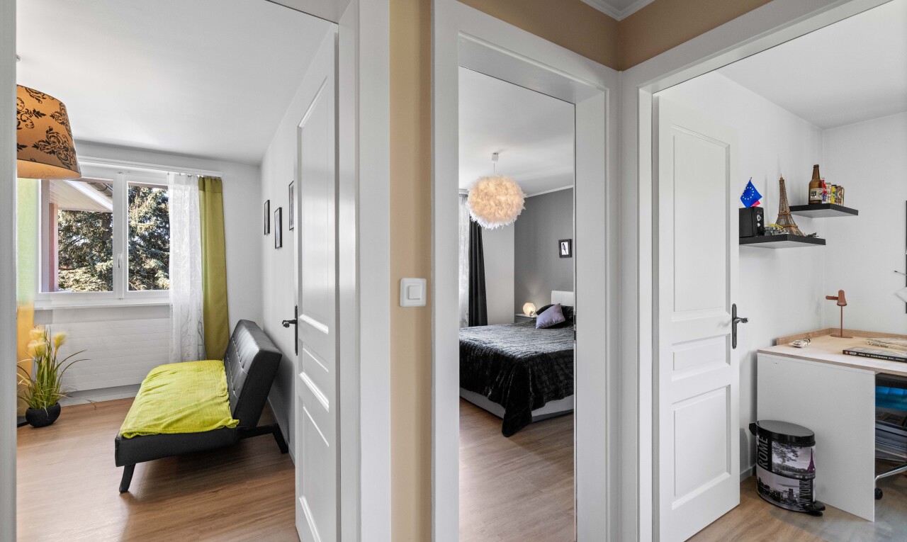 couloir avec wood finish floor, sol en finition bois, inside property, natural light, et lumière naturelle