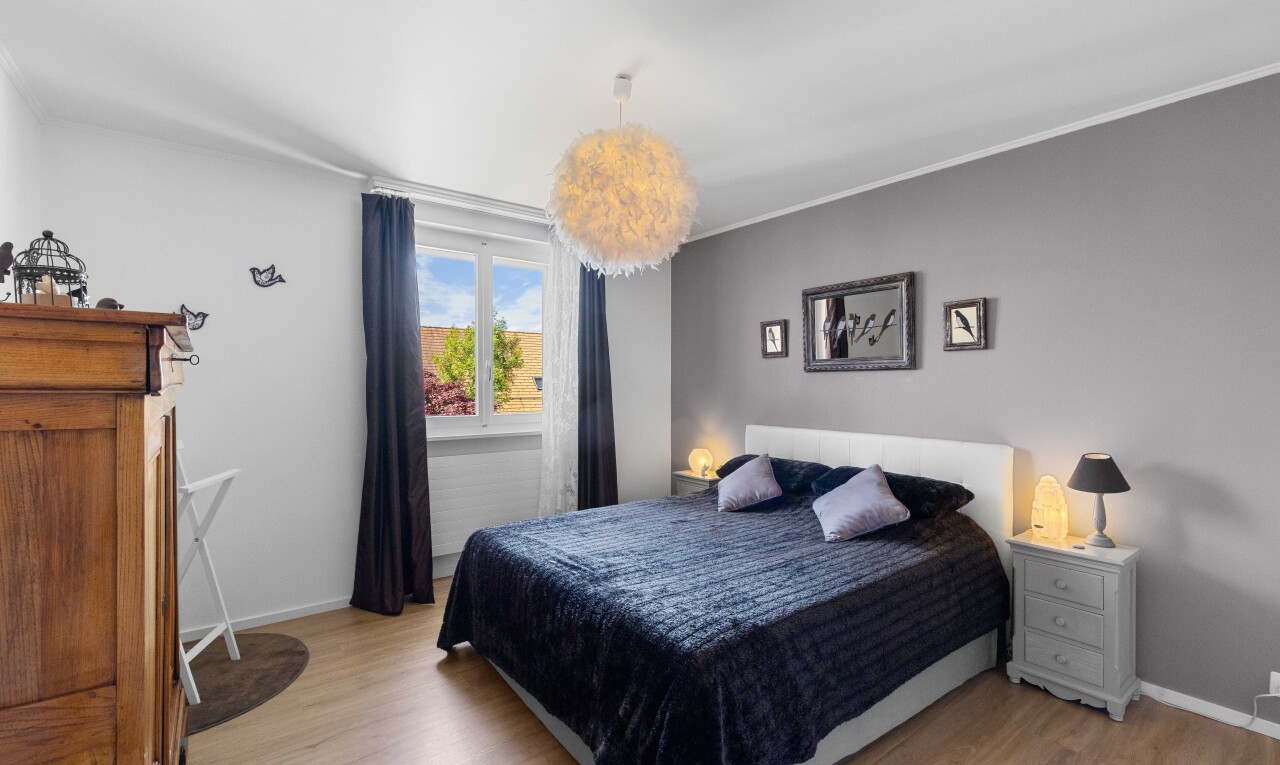 chambre avec day time, natural light, lumière naturelle, wood finish floor, et sol en finition bois