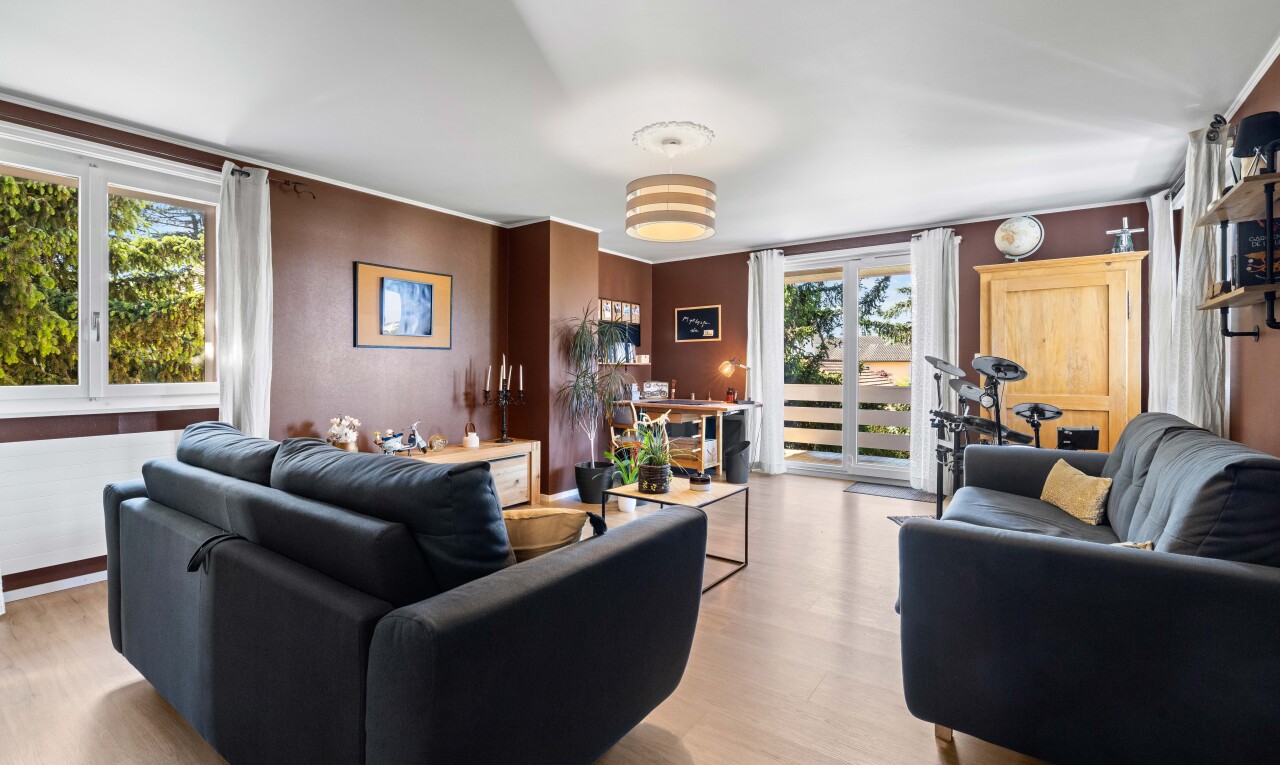 salon avec natural light, lumière naturelle, inside property, wood finish floor, et sol en finition bois