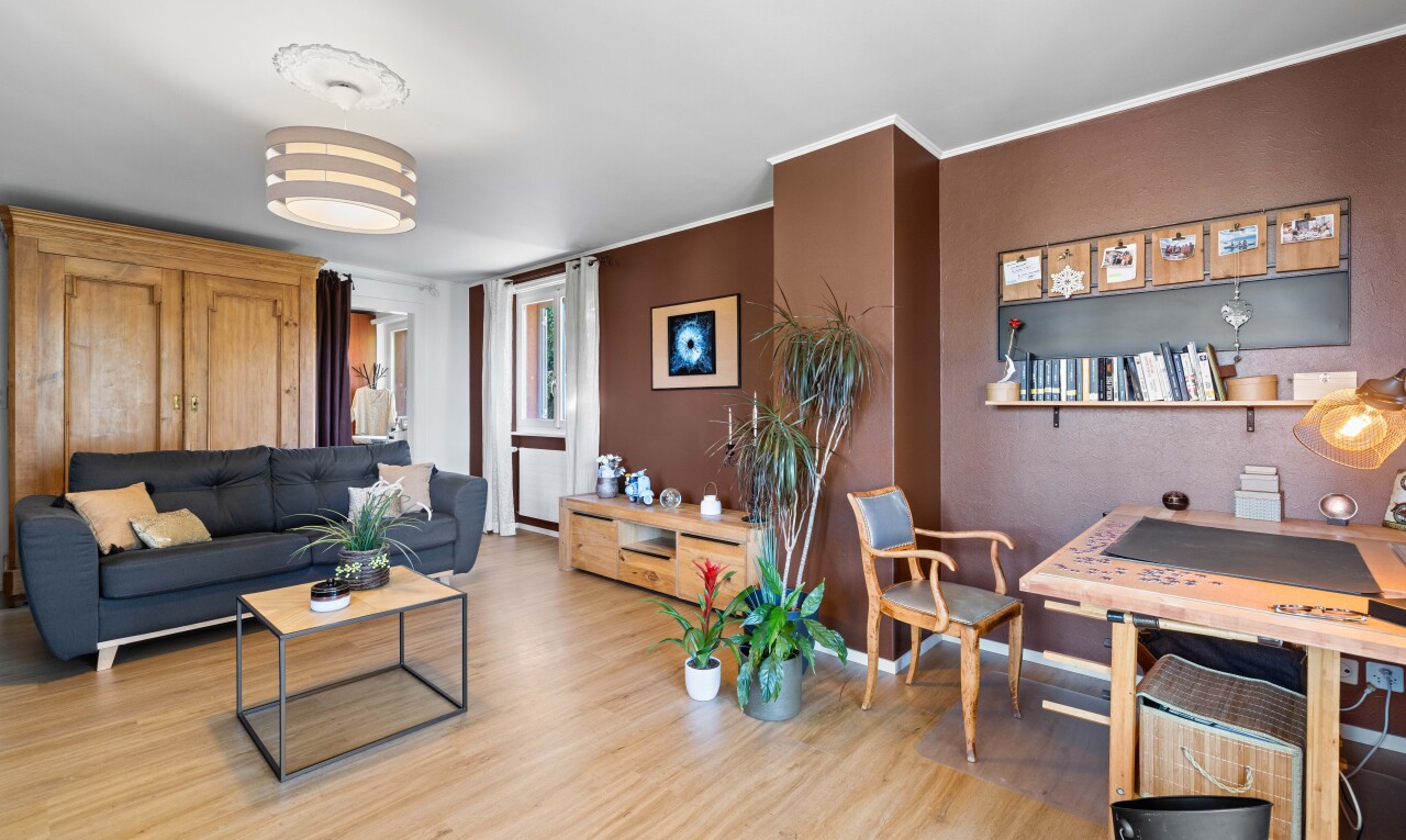 salon / salle à manger avec inside property, wood finish floor, sol en finition bois, drywall, et cloison sèche