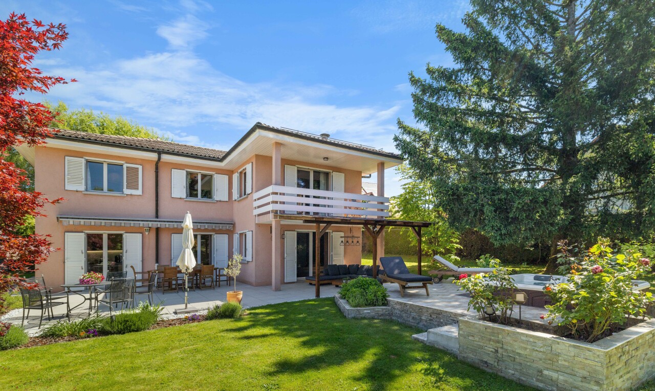 außenansicht mit property visible, balkon, day time, terrasse, und stuckverkleidung